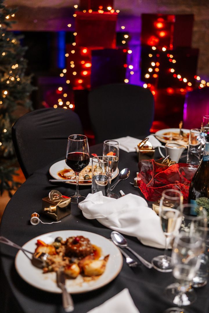 Table with empty plates